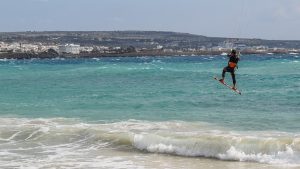 En short de bain ou combinaison, le kitesurf est un sport passionnant. 